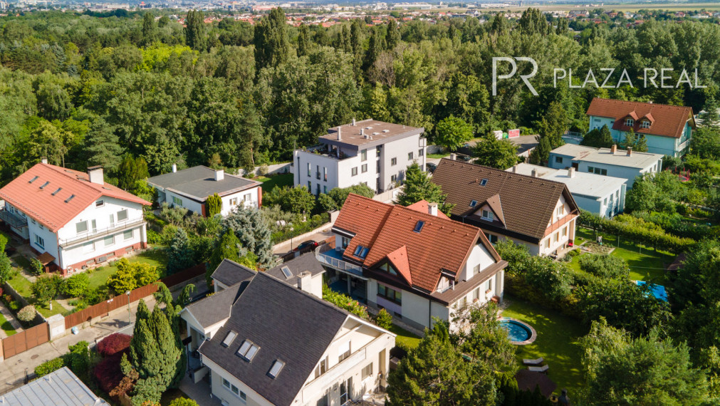 PREDAJ- trojpodlažný rodinný dom s pekným pozemkom na Malodunajskej ul., BA-Vrakuňa